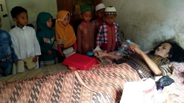 Bapak Sugiarto mengajar ngaji dengan tidur atau berbaring/copyright Radar Banyumas