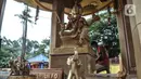 Pekerja merapikan patung usai dibersihkan jelang perayaan Tahun Baru Imlek di Klenteng Da Bo Gong atau Wihara Bahtera Bhakti, Ancol, Jakarta, Rabu (3/2/2021). (merdeka.com/Iqbal S. Nugroho)