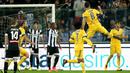 Gelandang Juventus, Sami Khedira, merayakan gol yang dicetaknya ke gawang Udinese pada laga Serie A Italia di Stadion Friuli, Udine, Minggu (22/10/2017). Udinese kalah 2-6 dari Juventus. (AP/Alberto Lancia)