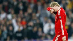 Liverpool's forward Fernando Torres is substituted during the UEFA Champions League second round first leg football match against Real Madrid at the Santiago Bernabeu stadium on February 25, 2009. AFP PHOTO/PAUL ELLIS 