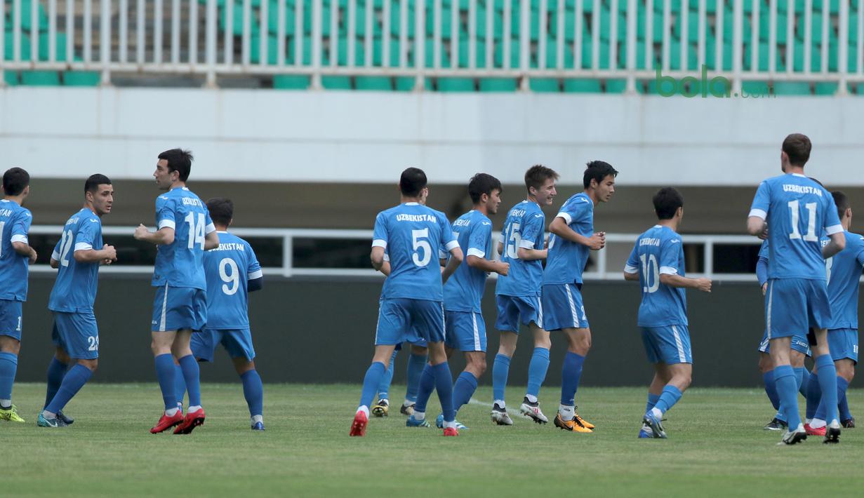 Suasana latihan timnas Uzbekistan pada uji coba lapangan di Stadion Pakansari, Bogor, (26/4/2018). Uzbekistan merupakan salah satu tim yang akan mengikuti ajang PSSI Anniversarry Cup 2018. (Bola.com/Nick Hanoatubun)
