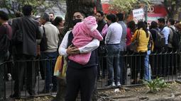 Gempa membuat warga yang cemas berhamburan ke jalan-jalan di negara yang rawan gempa tersebut, namun tidak ada laporan kerusakan. (RODRIGO ARANGUA / AFP)