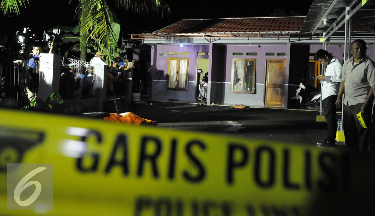 Suasana di sekitar lokasi penggerebekan dan penembakan terduga teroris di Setu, Tangerang Selatan, Banten, Rabu (21/12). Densus 88 melakukan baku tembak yang akhirnya menewaskan tiga orang terduga teroris. (Liputan6.com/Helmi Afandi)