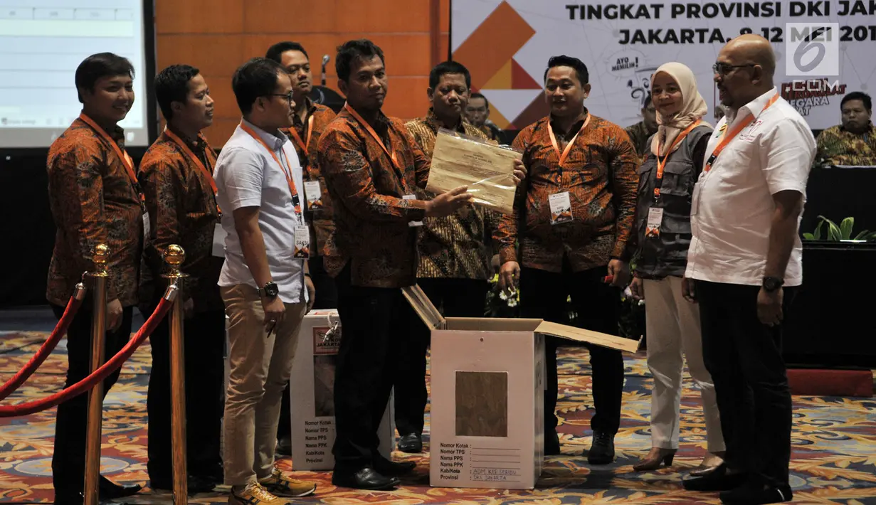Anggota KPU DKI didampingi Bawaslu membuka kotak suara sebelum rapat pleno rekapitulasi dan penetapan hasil penghitungan perolehan suara Pemilu 2019 tingkat Provinsi DKI Jakarta di Hotel Bidakara, Kamis (9/5/2019). Proses rekapitulasi akan dilakukan hingga 12 Mei 2019. (merdeka.com/Iqbal S. Nugroho)