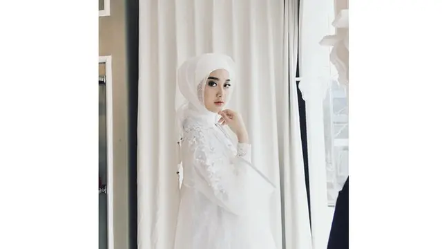 6 Potret Esta Pramanita Tampil Berhijab, Pemeran Marwa 'Dia Bukan Manusia'