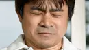Wajah penyesalan Takayuki Tanooka saat berbicara di hadapan media, di Hokkaido, Jepang, Jumat (3/6). Takayuki sempat meninggalkan anaknya yang berusia 7 tahun di hutan untuk menghukum bocah itu, meski kini sang anak telah ditemukan. (Kyodo/via REUTERS)