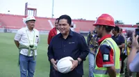 Ketua panitia penyelenggara Piala Dunia U-20 2023 (LOC), Erick Thohir mengunjungi Stadion Kapten I Wayan Dipta, Gianyar, Minggu (12/3/2023). (Bola.com/Alit Binawan)