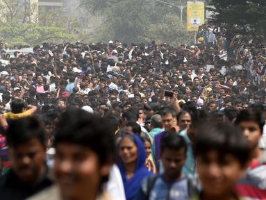 Ribuan fans berkumpul di luar rumah aktris Bollywood mendiang Sridevi Kapoor jelang pemakamannya, Mumbai, India, Rabu (28/2). Ribuan penggemar bersedih dan mengucapkan selamat tinggal pada legenda Bollywood Sridevi Kapoor. (PUNIT PARANJPE/AFP)