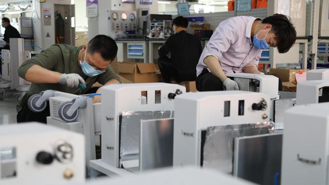 Para karyawan merakit ventilator di pabrik Beijing Aeonmed Co., LTD., sebuah perusahaan perlengkapan medis yang memproduksi peralatan anestesi dan pernapasan, di Kota Yanjiao, Provinsi Hebei, China utara, (25/3/2020). (Xinhua/Xia Zilin)