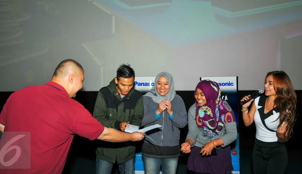 Peserta mengikuti berbagai rangkaian acara yang diadakan Cinemaholic dan Panasonic di CGV Blitz, Bandung, Sabtu (30/4/2016). Cinemaholic dan Panasonic menggelar nonton bareng film Captain America Battle of Superhero. (Liputan6.com/Yoppy Renato)