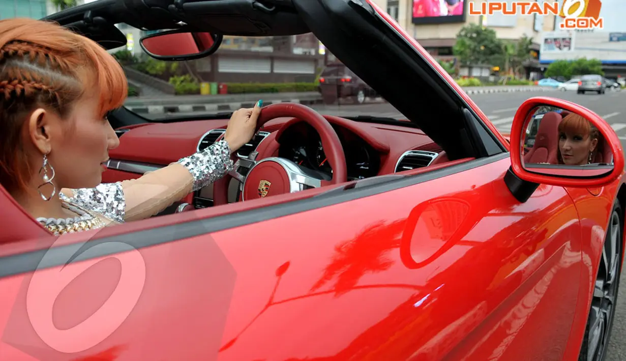 Pemain film Bangkitnya Suster Gepeng ini mengaku memiliki dua mobil sport seharga milyaran rupiah (Liputan6.com/Johan Tallo).