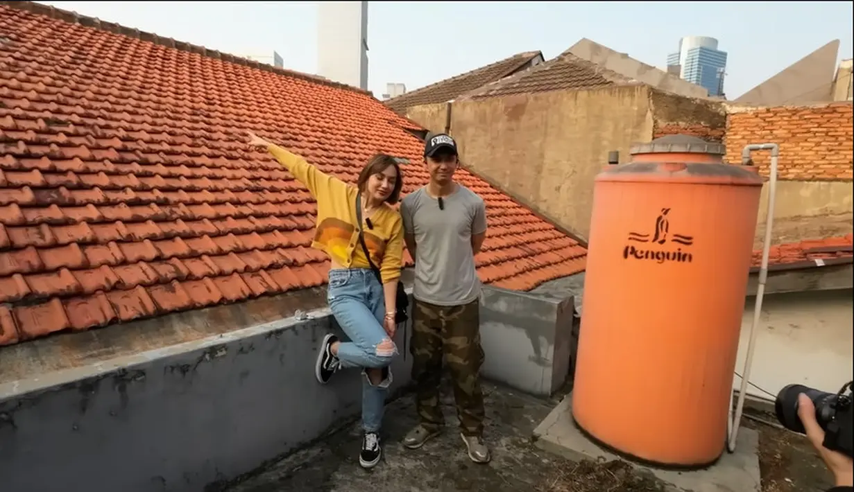 Saat kecil, Sara Wijayanto dan Wisnu sering naik ke atas genteng saat pulang sekolah. Sara menunjuk genteng yang dulu sering dinaiki. Di lantai dua ini juga yang dianggap serem oleh Sara. [Youtube/Sara Wijayanto]