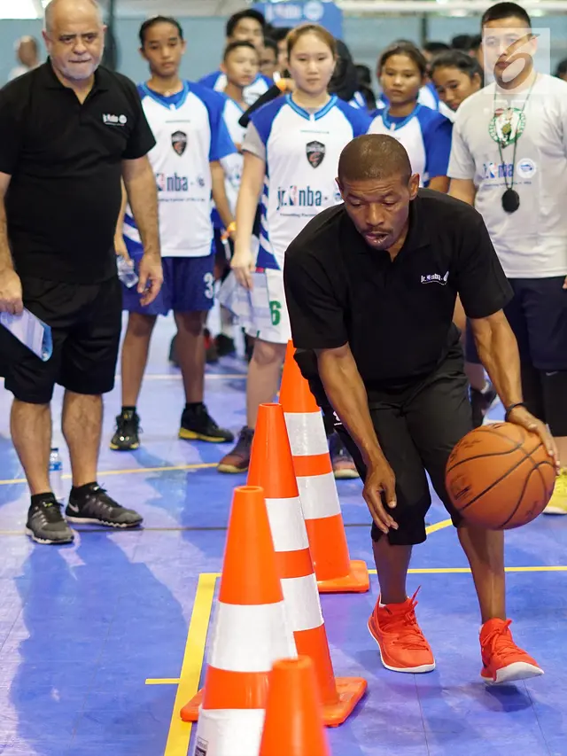 Aksi Mantan Pemain Terpendek NBA Muggsy Bogues