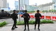 Personel polisi dari Korps Brigade Mobil berjaga-jaga di hari terakhir kampanye di Jakarta pada 10 Februari 2014. (ADEK BERRY/AFP)