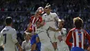 Pemain Real Madrid Real Madrid, Pepe (tengah) saat berebut bola dengan pemain Atletico Madrid, Diego Godin pada laga La Liga di Santiago Bernabeu stadium, Madrid, (8/4/2017). Real Madrid bermain Imbang 1-1 dengan Atletico.(AP/Daniel Ochoa de Olza)