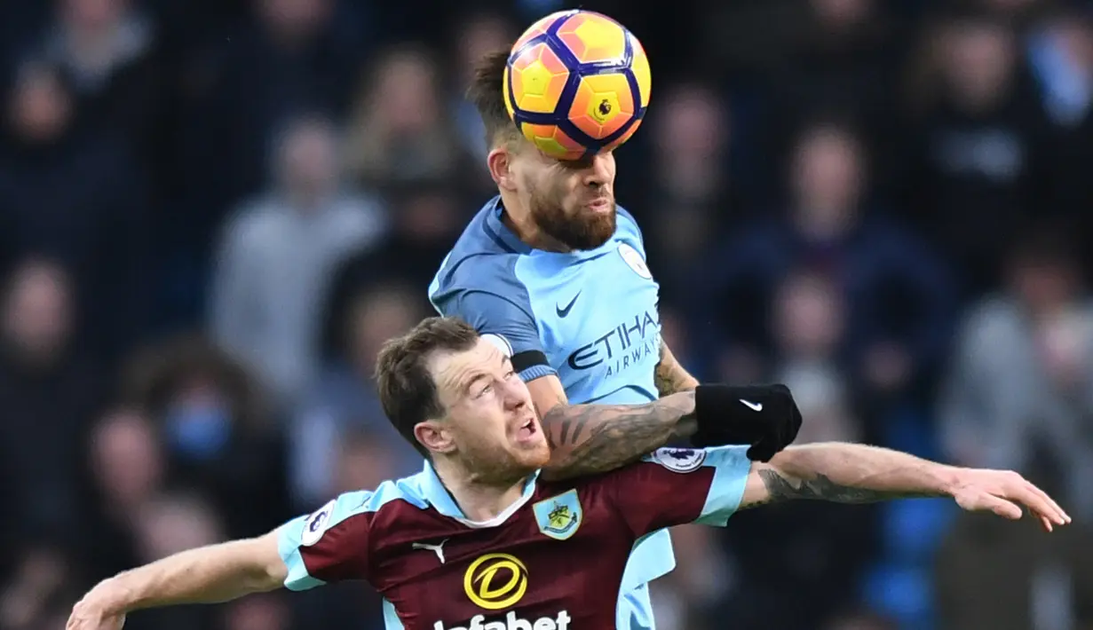 Duel pemain Burnley, Ashley Barnes idengan pemain Manchester City, Nicolas Otamendi pada lanjutan Premier League di Etihad Stadium, (2/1/2017).  Manchester City menang 2-1. (Reuters/Anthony Devlin)