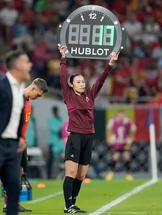 Wasit Jepang Yoshimi Yamashita saat pergantian pemain selama pertandingan sepak bola grup F Piala Dunia antara Belgia dan Kanada, di Stadion Ahmad Bin Ali, Doha, Qatar, Rabu (23/11/2022). Sebelum menjadi wasit, masa muda Yamashita juga dihabiskan dengan bermain sepak bola. (AP Photo/Natacha Pisarenko)