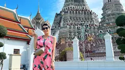 Di hari sebelumnya, Tyas juga sudah jalan-jalan ke berbagai tempat wisata populer di Bangkok. Penampilannya yang kece pun tak luput dari perhatian. Di sini, bintang film The Tarix Jabrix itu memilih outfit kasual yang santai dan nyaman di tengah teriknya panas matahari. (Liputan6.com/IG/@tyasmirasih)