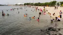 Objek wisata Pantai Lagoon di kawasan Taman Impian Jaya Ancol masih menjadi primadona liburan bagi warga yang tinggal di wilayah Jakarta dan sekitarnya. (Liputan6.com/Herman Zakharia)