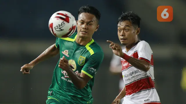 FOTO: Persebaya Surabaya Unggul 1-0 atas Madura United di Babak Pertama - Koko Ari; Mochammad Kevy