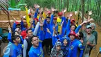 Peserta Campus Citizen Journalist Green Adventure Camp bersama WIKA saat berada di lokasi hutan sengon milik Wika, Bogor, Selasa (31/5/2016). Liputan6.com gelar Green Camp bersama PT WIKA untuk Citizen Journalist. (Liputan6.com/Yoppy Renato)