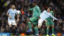 Bek Manchester City, Kyle Walker, berebut bola dengan striker Watford, Isaac, pada laga Premier League 2019 di Stadion Etihad, Sabtu (9/3). Manchester City menang 3-1 atas Watford. (AP/Martin Rickett)