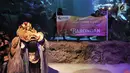 Pertunjukan kesenian khas Bali bertajuk "Barongan, An Epic Underwater Show" di akuarium utama Sea World Ancol, Jakarta, Senin (4/3). Pertunjukan itu dalam rangka memperingati Tahun Baru Saka atau dikenal dengan Hari Raya Nyepi. (merdeka.com/Iqbal Nugroho)