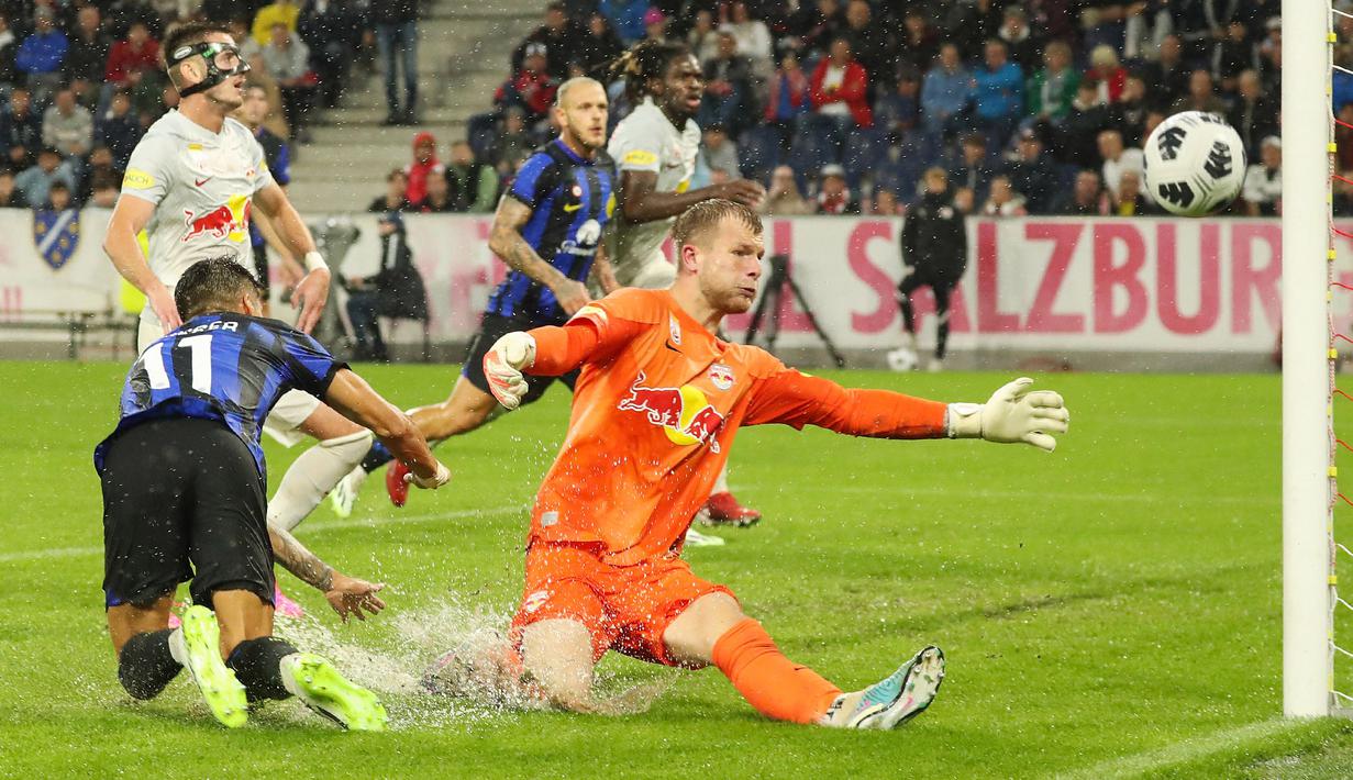 Pemain Inter Milan, Joaquin Correa (kiri) mencetak gol ke gawang RB Salzburg yang dijaga oleh Nico Mantl pada laga uji coba pramusim di Red Bull Arena, Austria, 10 Agustus 2023 WIB. (AFP/APA/Krugfoto)