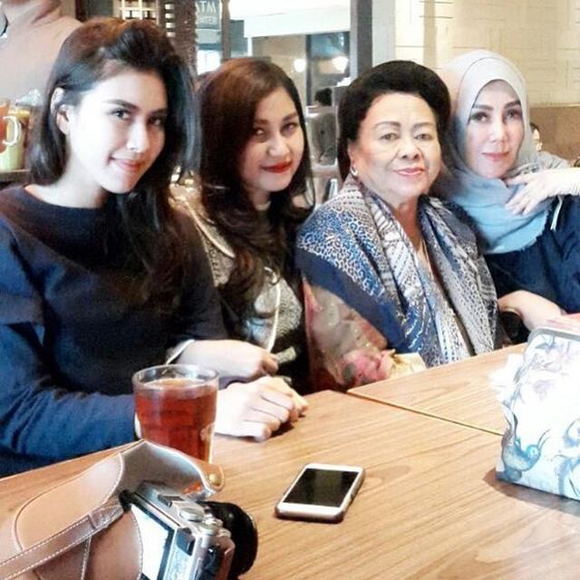 Bergaya Glamor, Ini 6 Potret Mamih Popon Nenek Raffi Ahmad