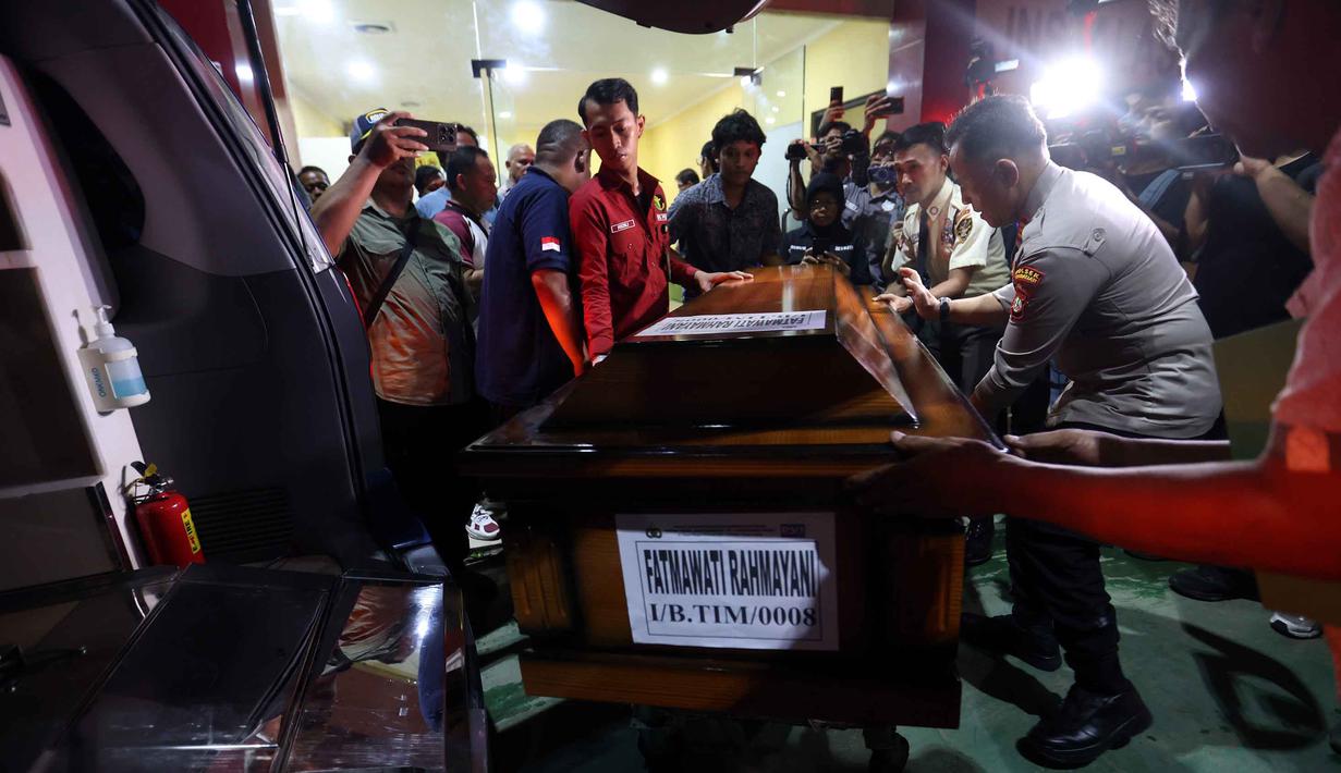 Petugas mengangkat peti jenazah salah satu korban kecelakaan kereta api, yang melibatkan KA Argo Bromo Anggrek dan KRL Commuter Line di Stasiun Bekasi Timur, usai diidentifikasi di Rumah Sakit Polri Kramat Jati, Jakarta Timur, Selasa (28/4/2026). (Kapanlagi.com/Budy Santoso)