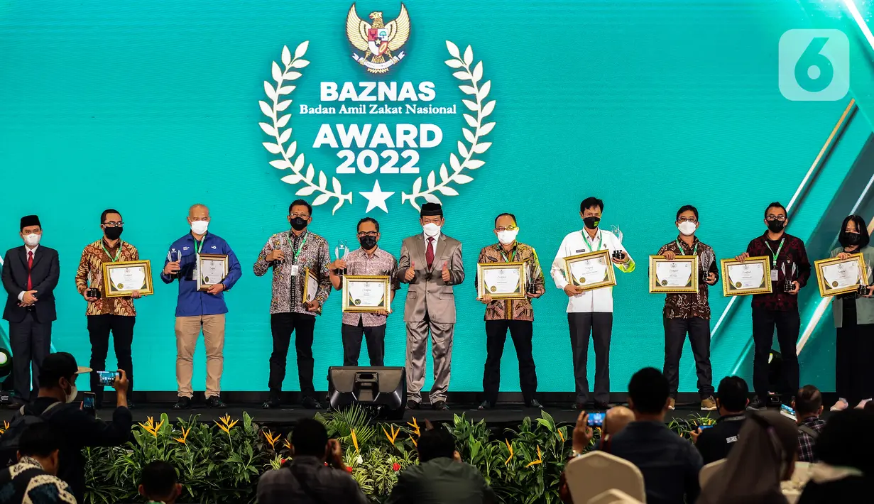 Pemimpin Redaksi Liputan6.com Irna Gustiawati (kanan) berpose dengan sejumlah penerima penghargaan Baznas Award 2022 di The Sultan Hotel, Jakarta, Senin (17/1/2022). Media Liputan6.com menyabet penghargaan sebagai media pendukung gerakan zakat Indonesia. (Liputan6.com/Johan Tallo)