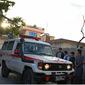 Sebuah ambulans mengangkut korban luka-luka pasca ledakan di sebuah masjid di Kabul, Afghanistan Jumat (29/4). (AFP)