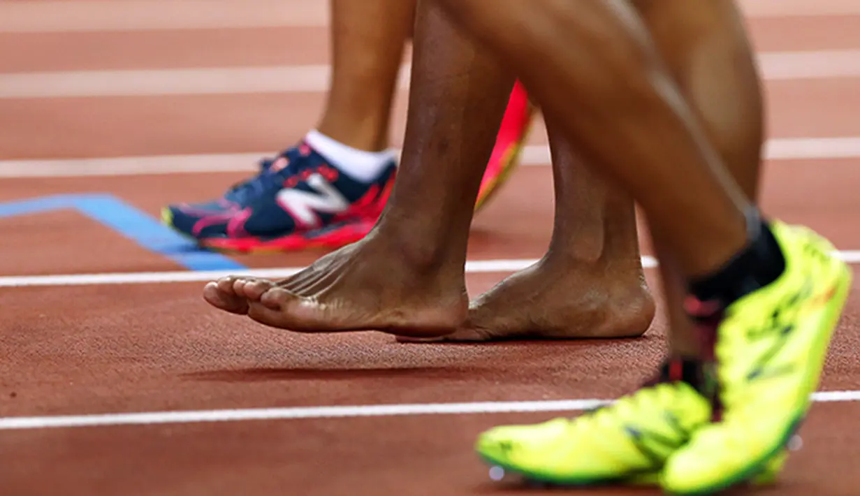 Atlet puteri Myanmar (tengah) tampil di final nomor lari 10.000 meter SEA Games 2015 tanpa mengenakan sepatu. (EPA/Lyn Bo Bo) 