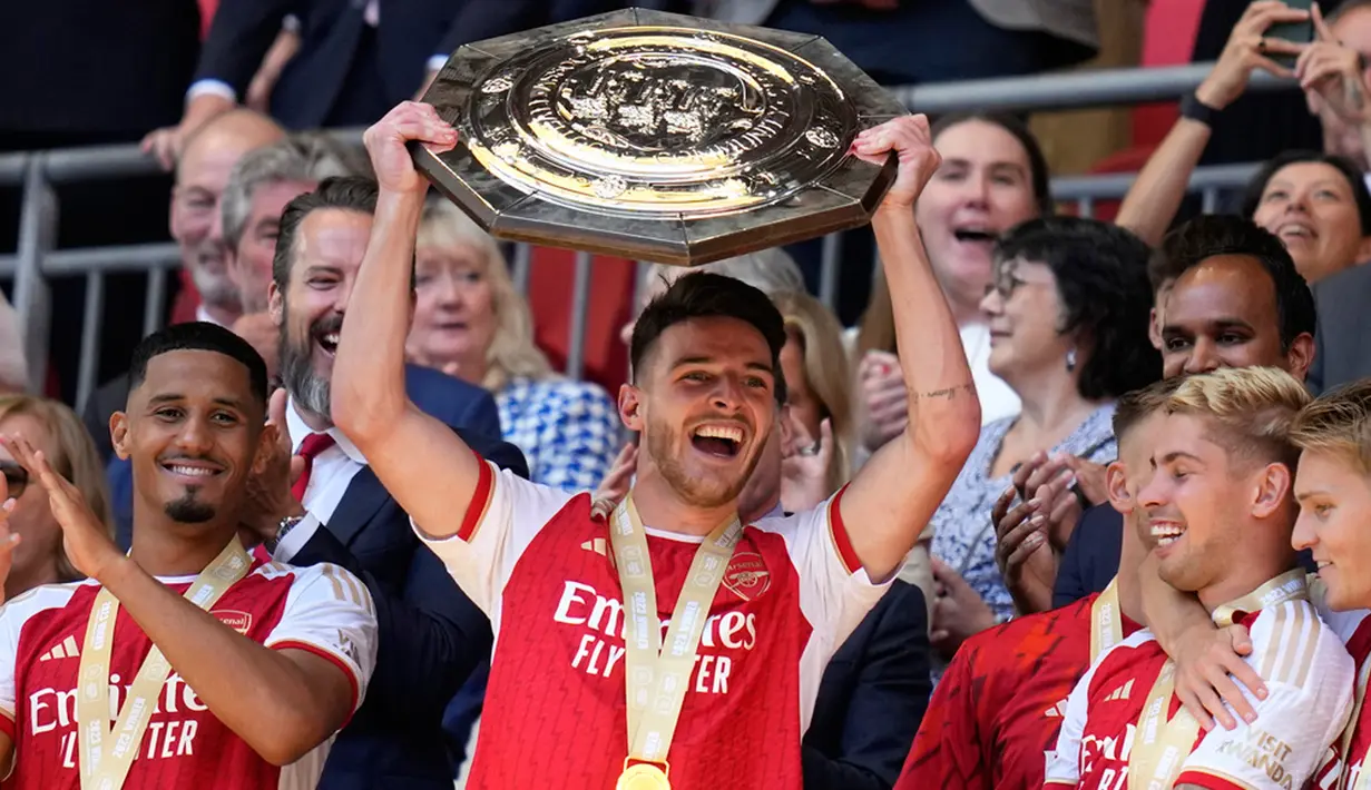 Arsenal memenangkan trofi pertamanya menyambut musim 2023/2024. Skuad racikan Mikel Arteta ini meraih trofi Community Sheild setelah mengalahkan Manchester City. (AP Photo/Kirsty Wigglesworth)