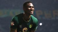 Striker Persebaya Surabaya, Amido Balde, merayakan gol yang dicetaknya ke gawang Persib Bandung pada laga Liga 1 di Stadion Gelora Bung Tomo, Surabaya, Jumat (5/7). Persebaya menang 4-0 atas Persib. (Bola.com/Aditya Wani)