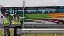 Polisi menggunakan alat pendeteksi laju kendaraan (speed gun) di ruas tol Cikampek-Palimanan KM.165, Majalengka, (14/12). Polda Jabar bekerjasama dengan PT Lintas Marga Sedaya (LMS) melakukan berbagai langkah penegakan hukum. (Liputan6.com/Angga Yuniar)