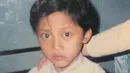 Ini dia foto masa kecil anak sulung Sule, Rizky Febian. Rizky Febian sedari kecil sudah sadar kamera dan terlihat percaya diri. Foto masa kecil tunangan Mahalini ini terlihat menggemaskan dengan raut wajah polosnya. (Liputan6.com/IG/rizkyfbian)
