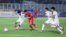 Pemain Timnas Indonesia U-20, Maouri Ananda Yves, berusaha melewati pemain Yaman U-20 dalam laga ketiga Grup F Kualifikasi Piala Asia U-20 2025 yang digelar di Stadion Madya, Jakarta, Minggu (29/9/2024). (Bola.com/M Iqbal Ichsan)
