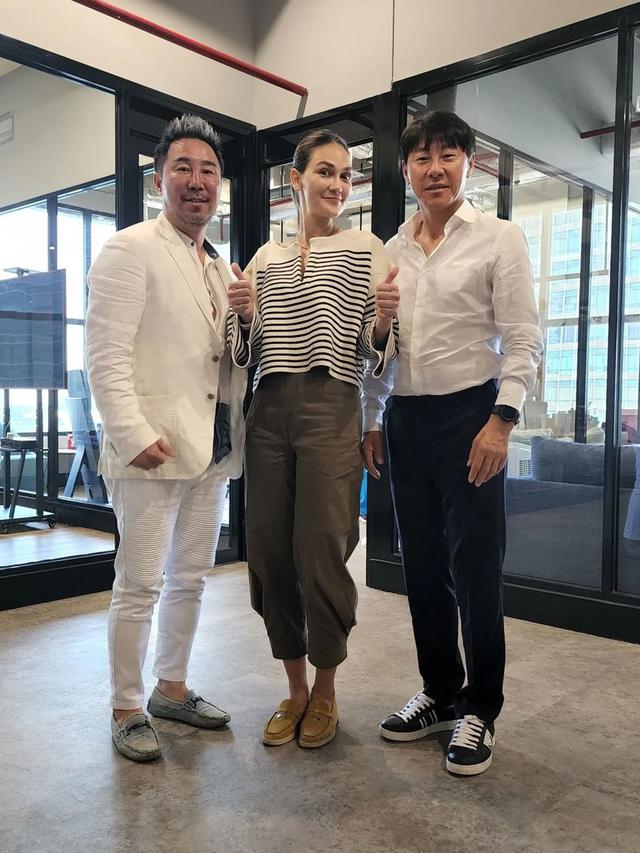 Momen Keakraban Shin Tae-yong dan Luna Maya, Curi Perhatian