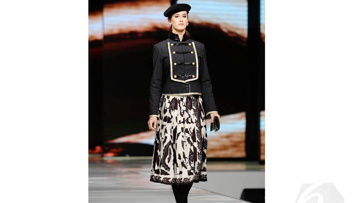 Seorang model cantik telihat mengenakan sebuah jaket bergaya military berwarna hitam yang dipadukan dengan rok lipit batik nuansa monokrom. Senin (19/5/2014) (Liputan6.com/Faizal Fanani)