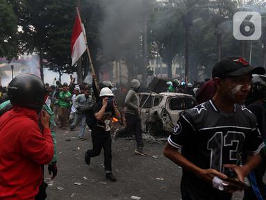 Massa yang berunjuk rasa berlarian meninggalkan kawasan sekitar Markas Komando (Mako) Korps Brigade Mobil (Brimob) Polda Metro Jaya di kawasan Kwitang, Jakarta Pusat, Jumat (29/8/2025). (Liputan6.com/Helmi Fithriansyah)