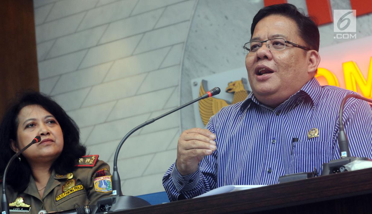 Komisioner Ombudsman RI, Adrianus Meliala (tengah) membeberkan hasil investigasi terkait Penataan PKL oleh Satpol PP DKI, Jakarta, Kamis (2/11). Ombudsman RI menemukan penataan PKL rawan praktik maladministrasi. (Liputan6.com/Helmi Fithriansyah)