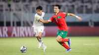Pemain Timnas Indonesia U-17,&nbsp;Figo Dennis (kiri), berusaha mengontrol bola dibayangi pemain Timnas Maroko U-17, Ayoub Chaikhoun dalam laga pamungkas Grup A Piala Dunia U-17 2023 yang berlangsung di Stadion Gelora Bung Tomo, Surabaya, Kamis (16/11/2023). (Bola.com/Bagaskara Lazuardi)