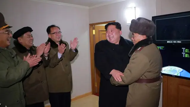 Kim Jong-un bergembira  atas kesuksesan tes rudal termutakhir yang dilesatkan pada 29 November lalu. (KCNA via AP)