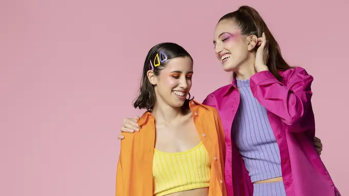 Dua orang perempuan dengan pakaian dan riasan berwarna cerah (Foto Dok: Freepik/freepik)