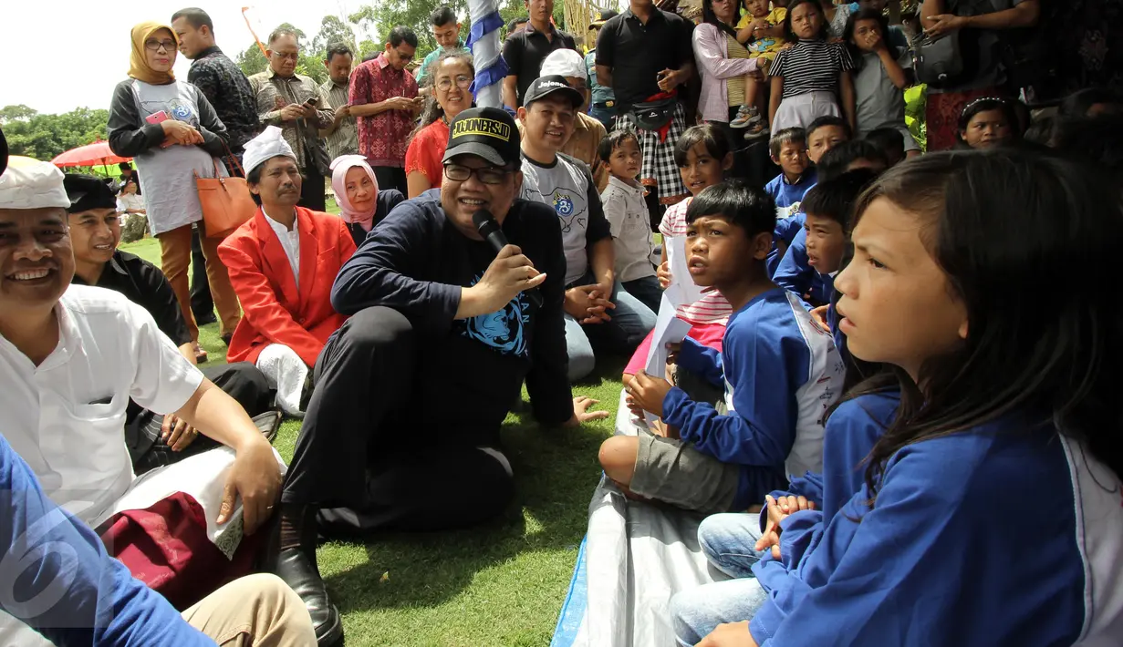 Menteri Koperasi dan UKM Anak Agung Gede Ngurah Puspayoga (tengah) berbincang dengan sejumlah anak saat menghadiri HUT-3 Jurnalis Joran Indonesia (Jojoners) yang mengusung Tema 'Tri Hita Karana', Bali, Jumat (27/1). (Liputan6.com/Angga Yuniar)
