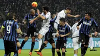 Gelandang Inter Milan, Felipe Melo (kedua kiri) berebut bola udara dengan pemain Lazio pada lanjutan liga Italia di Stadion San Siro, Italia (20/12). Lazio menang atas Inter Milan dengan skor 2-1. (REUTERS/Alessandro Garofalo)