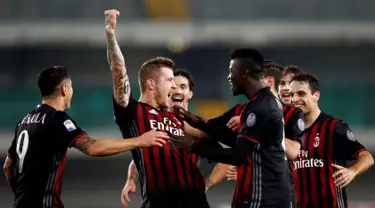 Para pemain AC Milan merayakan gol yang di cetak oleh Juraj Kucka pada pertandingan Liga Seri A di stadion Marc Antonio Bentegodi, Verona, Italia (16/10). AC Milan Menang atas Chievo Verona dengan skor 1-3. (Reuters/ Alessandro Garofalo)