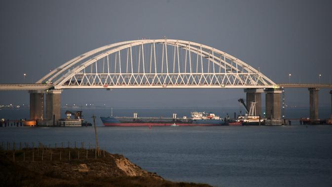Tiga kapal Ukraina ditahan oleh militer Rusia di bawah jembatan Selatan Kerchc, Minggu 25 November 2018 (AP Photo)