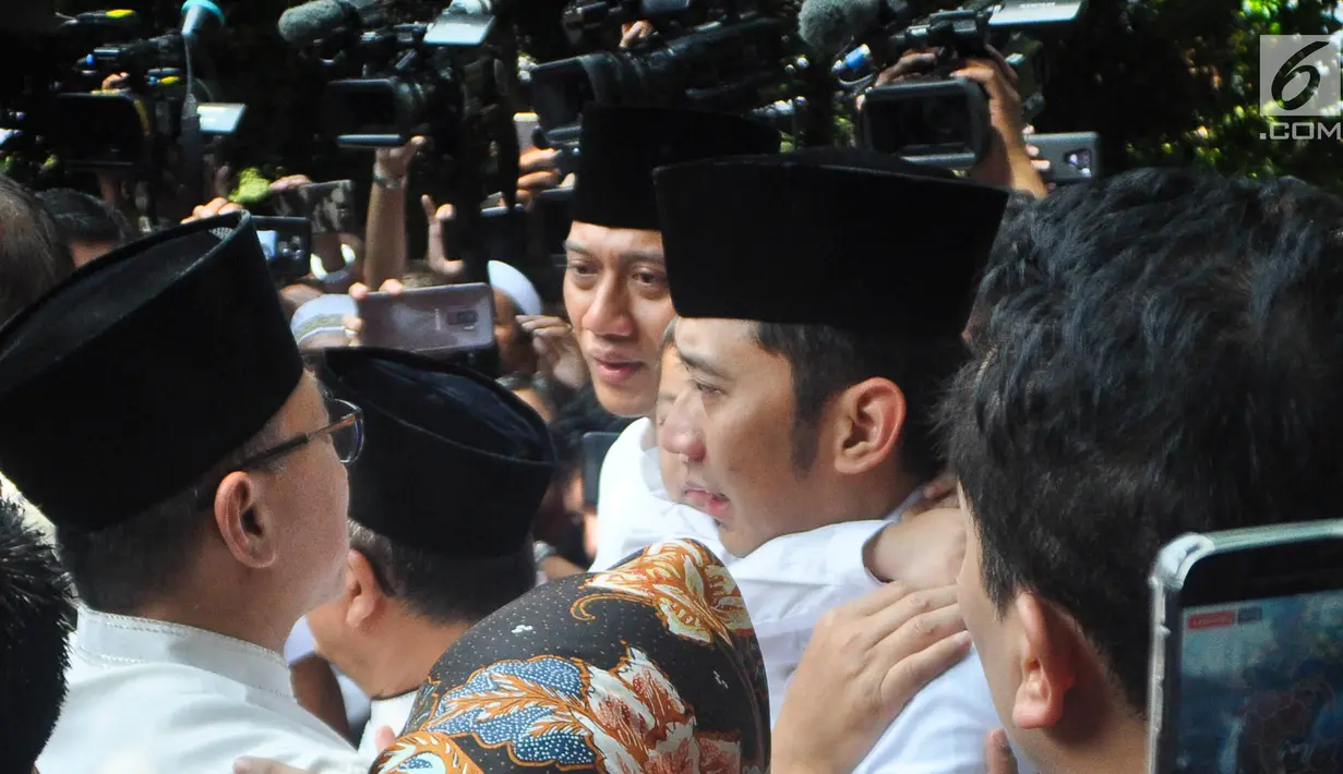 Tangis Aanak presiden ke-6 RI Susilo Bambang Yudhoyono, Agus Harimurti Yudhoyono dan Edhie Baskoro Yudhoyono di persemayaman sang ibu Ani Yudhoyono di Puri Cikeas, Bogor, Jawa Barat, Minggu (2/6/2019). (Liputan6.com/Immanuel Antonius)